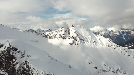 Toma-Aérea-Perfecta-De-Las-Montañas-De-Columbia-Británica-En-Invierno