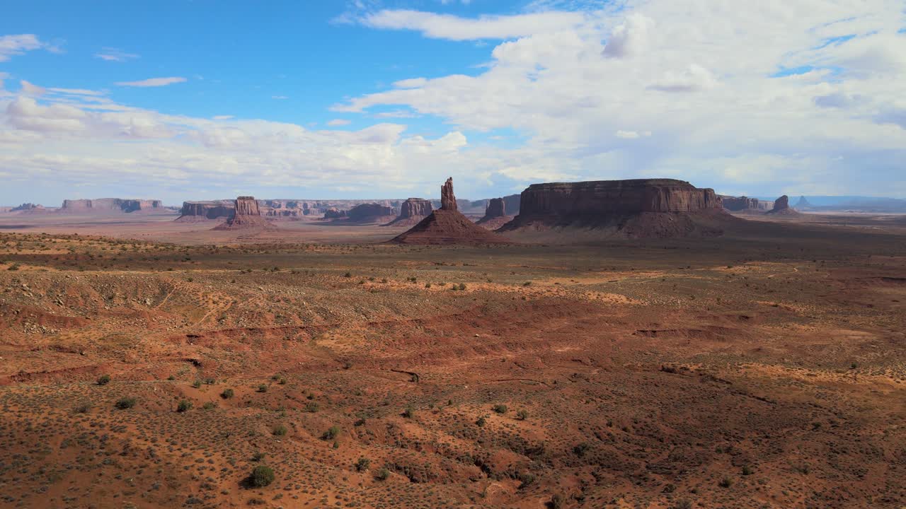 una vista del paisaje desértico con una montaña prominente en el fondo