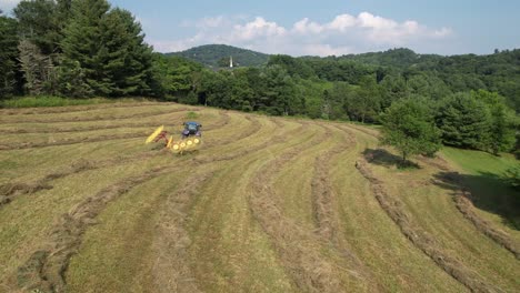 hermosa escena de granja de heno siendo cosechado cerca de boone nc, carolina del norte