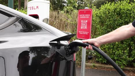 secuencia de carga de un coche tesla en una estación