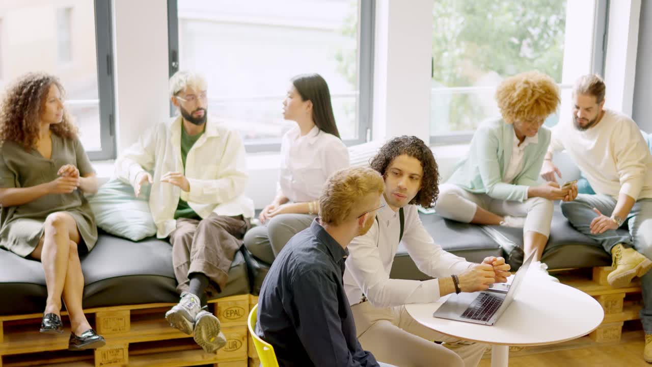 Tempo per rilassarsi durante la pausa caffè in un coworking