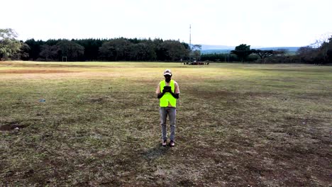 Piloto-De-Drones-Inspeccionando-El-Bosque.-Climáticamente-Inteligente