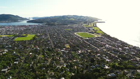 panorama aéreo del centro de la ciudad portuaria de dunedin, isla del sur, nueva zelanda