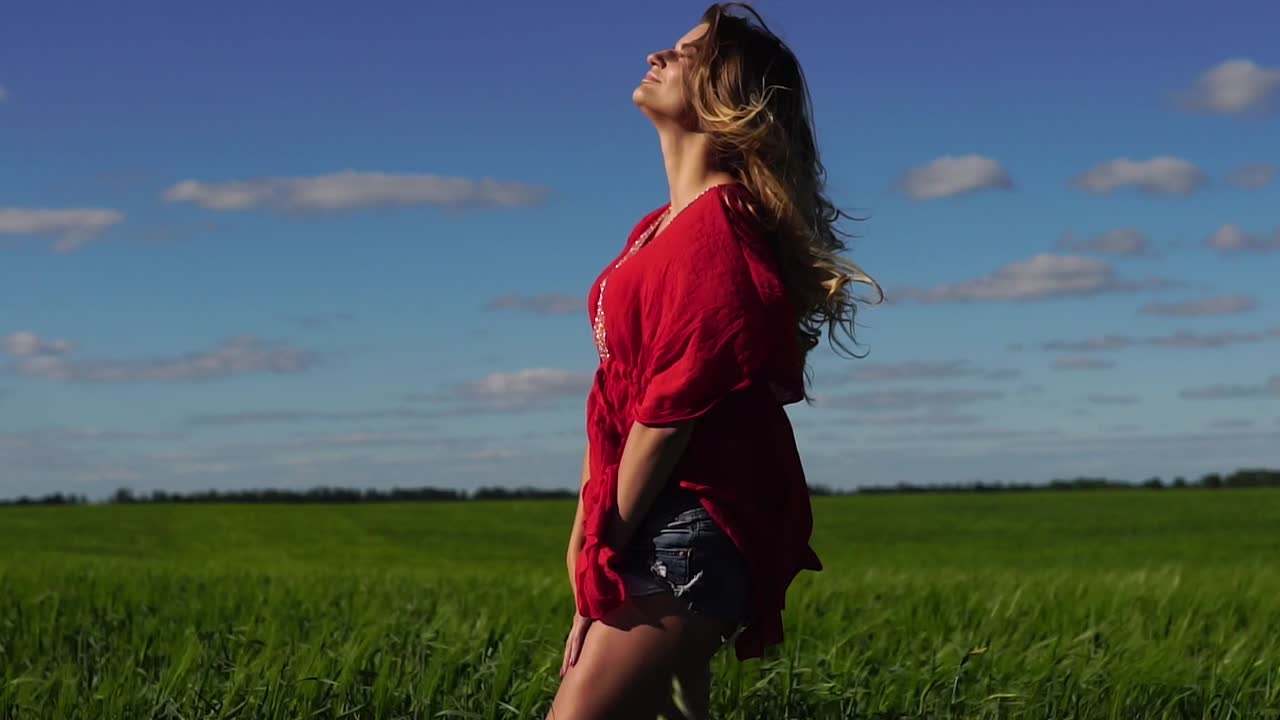 mujer con una camisa roja en un campo