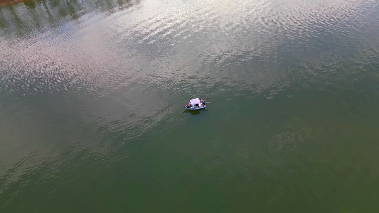 Fischerboot auf dem Cumberland River in Clarksville, Tennessee