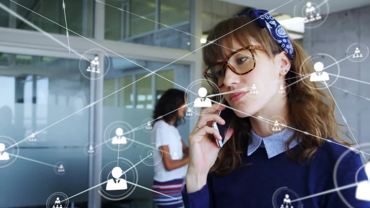 animación de una red de conexiones con iconos sobre una mujer de negocios caucásica que usa un teléfono inteligente