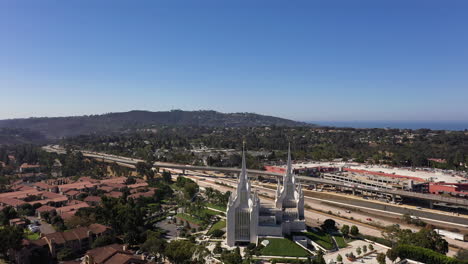 Luftaufnahme-Des-Mormonentempels-Der-Heiligen-Der-Letzten-Tage-Und-Des-Highway-5-In-San-Diego,-Kalifornien---Umlaufende-Drohnenaufnahme