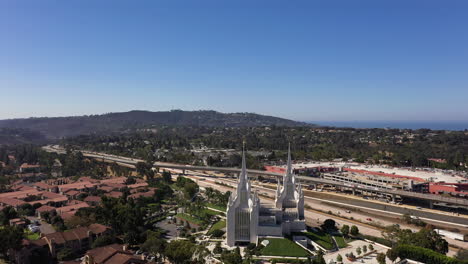 vista aérea del templo mormón de los santos de los últimos días y la autopista-5 en san diego, california - disparo de drones en órbita