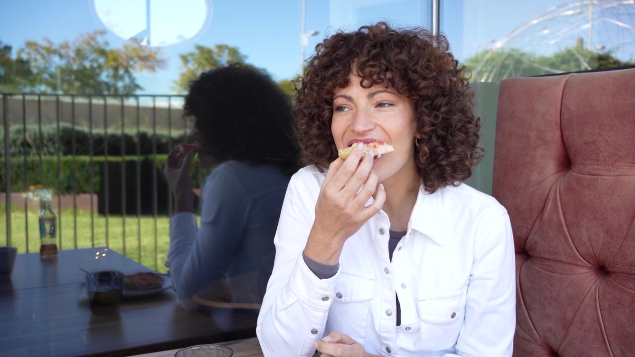 Donna in un momento contemplativo mentre si gode un caffè in una caffetteria moderna