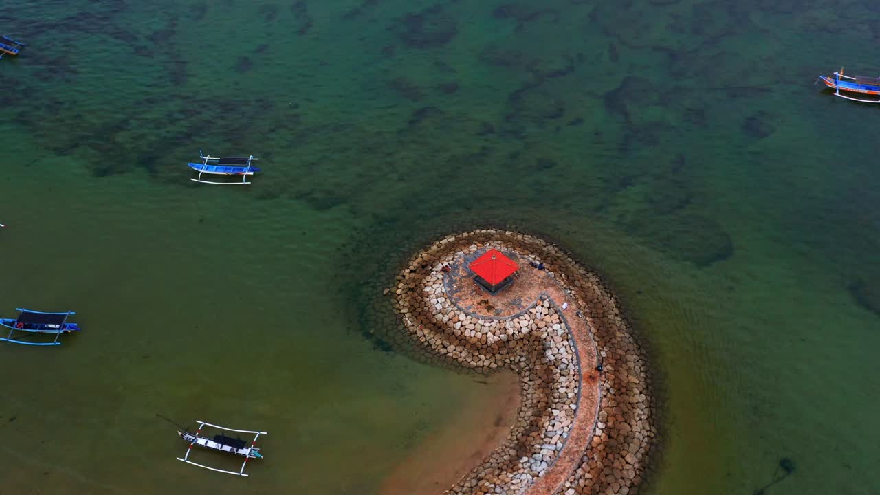 インドネシアのバリ島、ジュクン漁船が浮かぶサヌールガゼボの美しい眺め