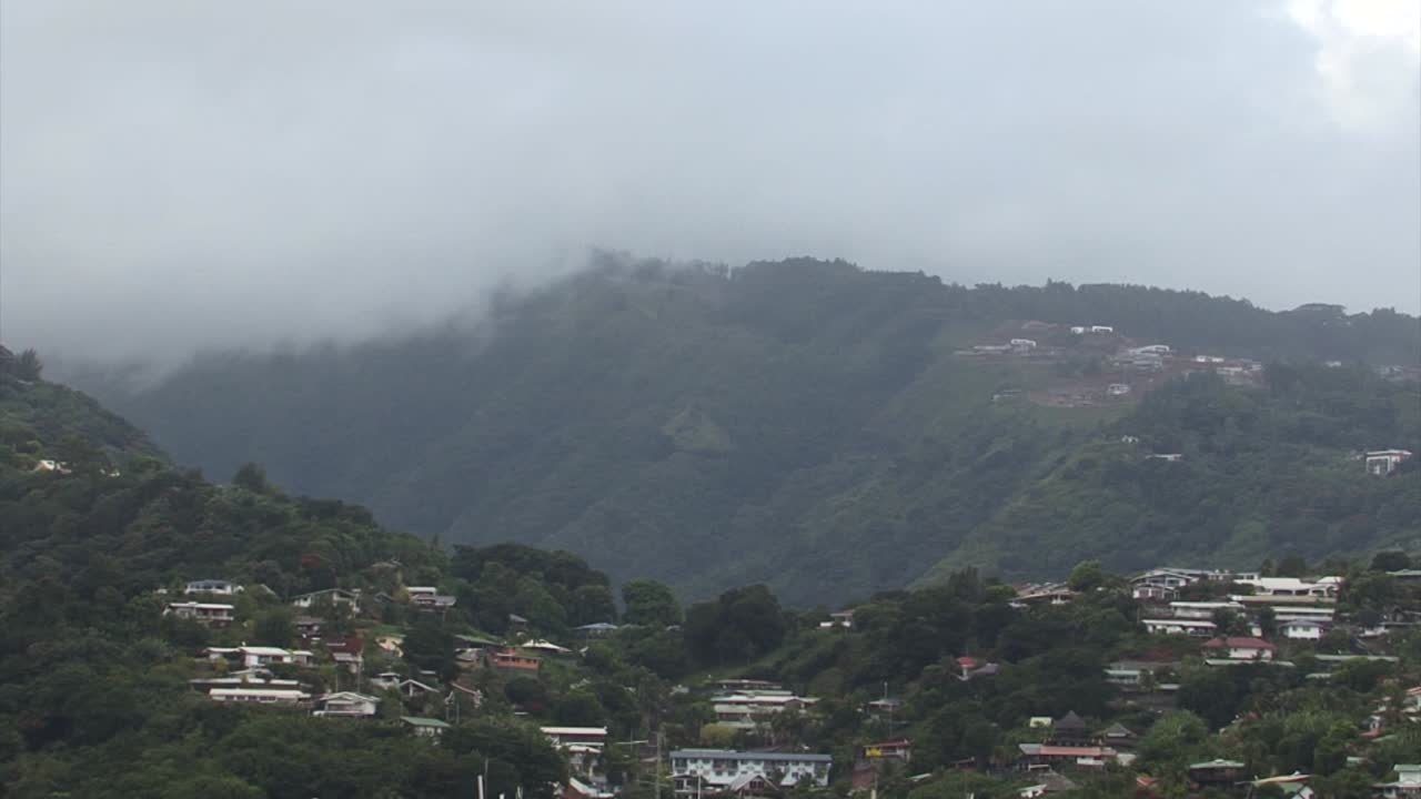 día de niebla en papeete, tahití, polinesia francesa