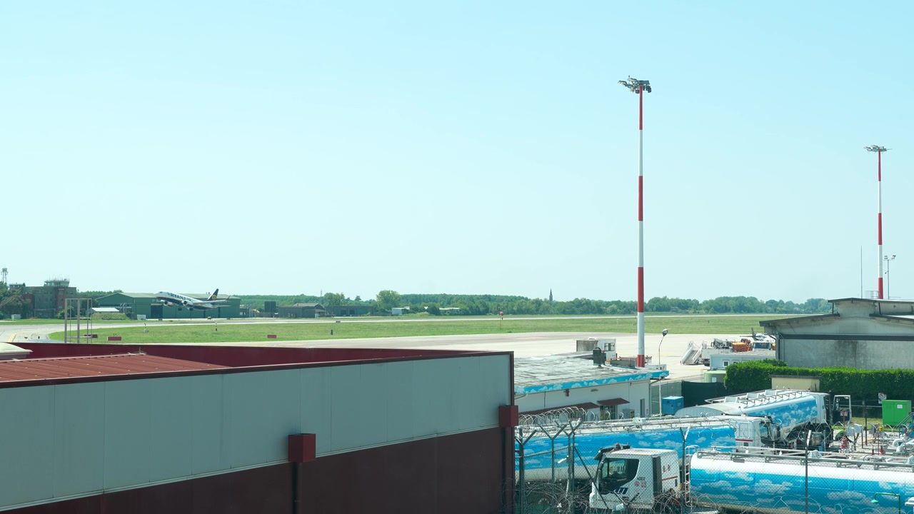 Vista statica di un aereo passeggeri che decolla dall'Aeroporto di Treviso in Italia, che cattura l'attività dell'aviazione commerciale in una giornata limpida e soleggiata