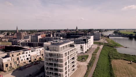 hochhäuser, die am flussbett im stadtteil noorderhaven in zutphen, niederlande, aufsteigen