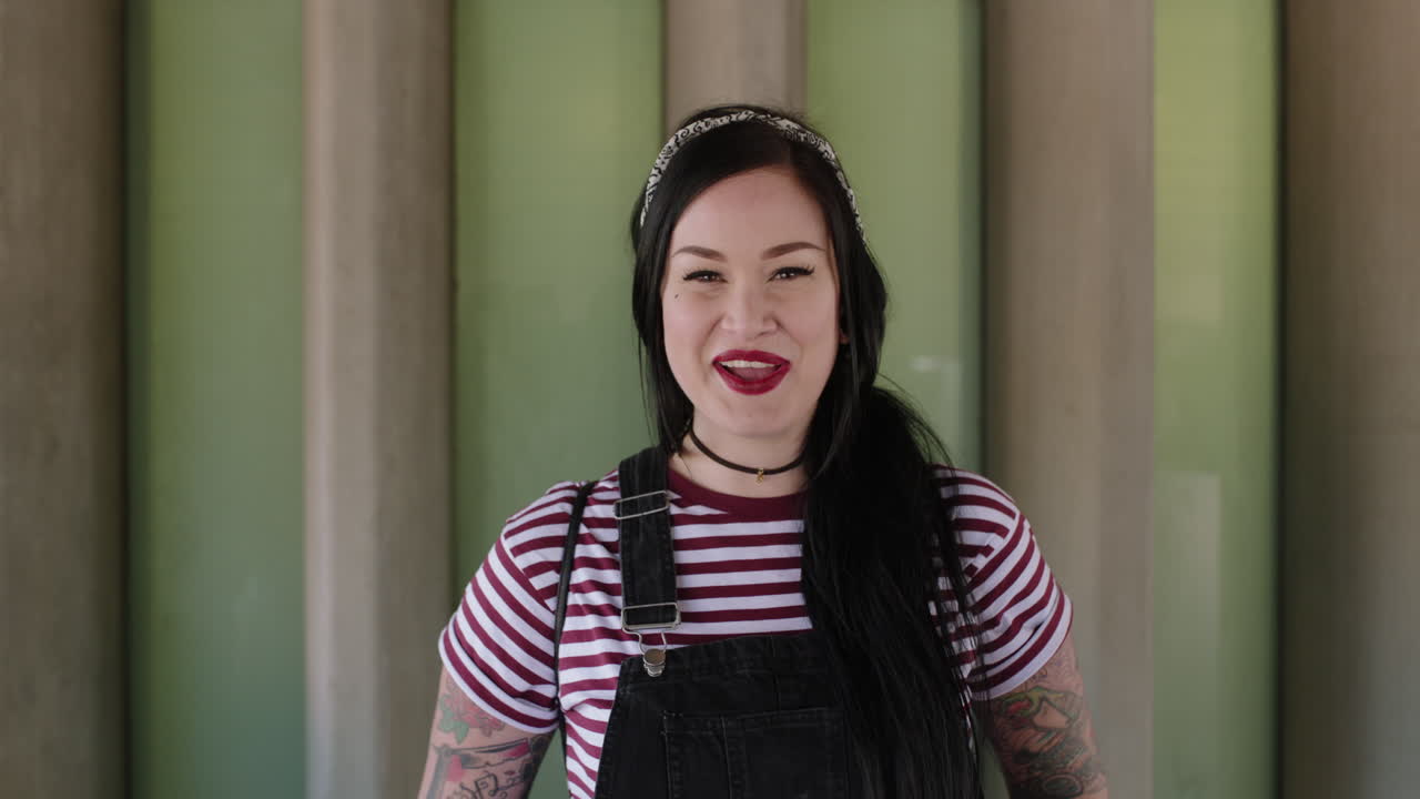 ストライプのシャツを着て自信を持って微笑む美しい若い女性の肖像画