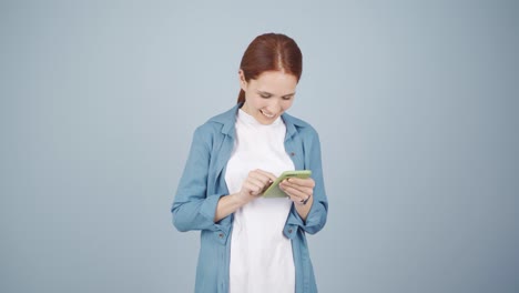 La-Mujer-Olvidadiza-Está-Resolviendo-Acertijos.