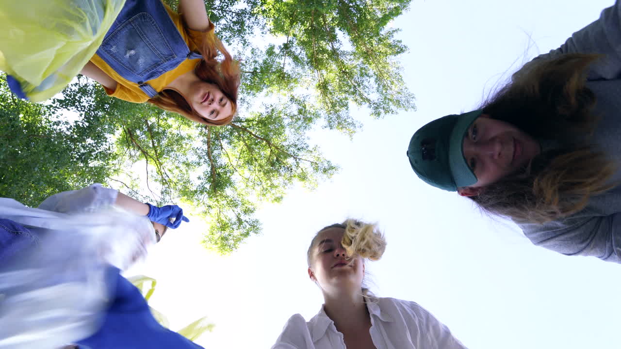 amigos voluntarios para una limpieza del parque