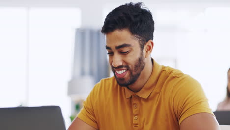 Tarjeta-De-Crédito,-Sonrisa-Y-Hombre-De-Negocios-Con-Laptop