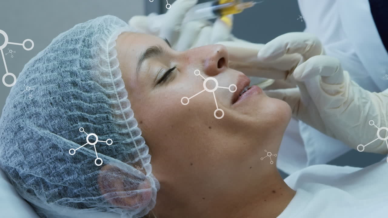 animación de múltiples estructuras moleculares sobre una mujer caucásica que recibe tratamiento de botox en la cara