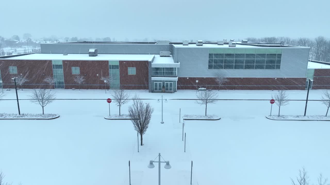 눈 폭풍 중에 현대 미국 학교