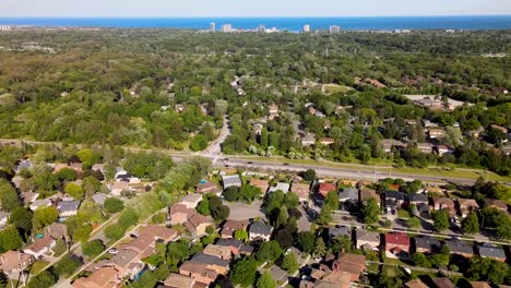 Toma-Aérea-Volando-Sobre-Los-Suburbios-Soleados-De-Mississauga-Cerca-Del-Lago-Ontario