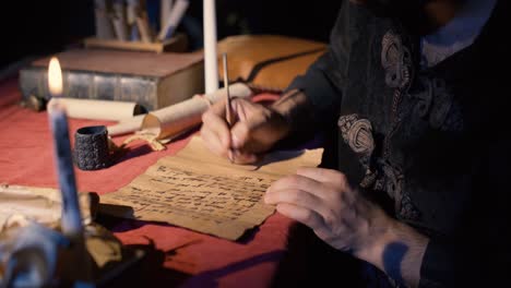 escribir cartas con lápiz y papel en la antigüedad. escenas históricas.