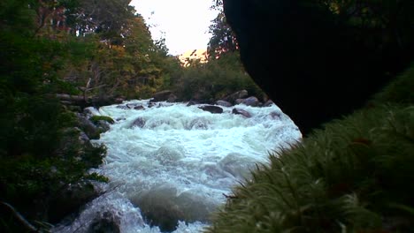 Wasser-Tobt-In-Einem-Fluss