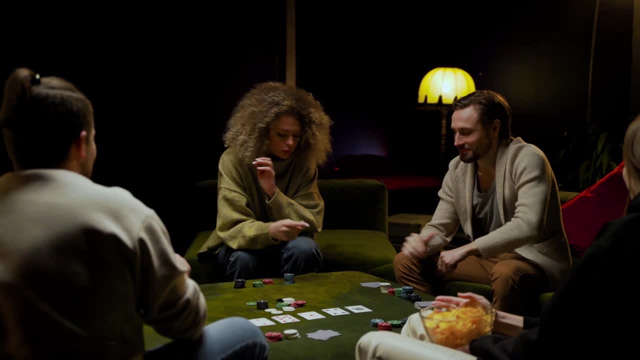 Gruppo di amici che giocano a poker 3