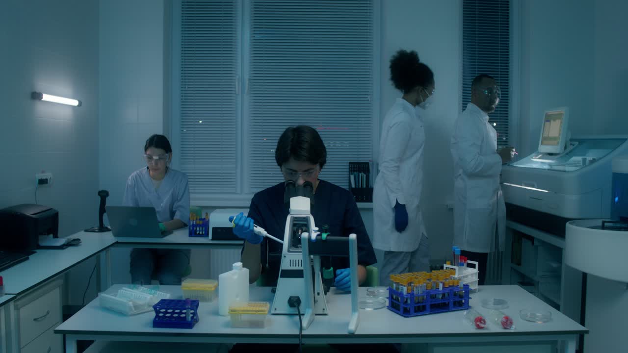 실험실에서 야간 근무