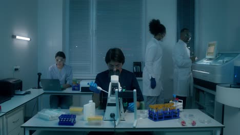 turno de noche en un laboratorio