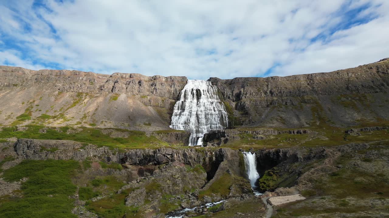 Vista aerea mozzafiato dell'iconica cascata Dynjandi in Islanda. Perfetta per documentari di viaggio, video sulla conservazione della natura e promozioni turistiche.