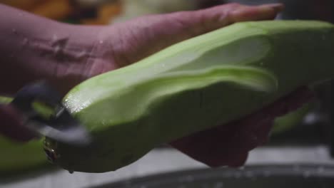 Las-Manos-De-Las-Mujeres-Lavan,-Pelan-Y-Cortan-Las-Verduras-En-Estofado-De-Verduras