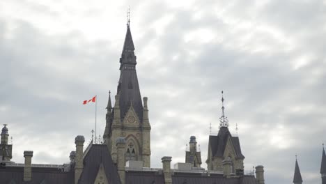 Chapiteles-De-La-Colina-Del-Parlamento-En-El-Verano-De-Ottawa,-Ontario,-Canadá