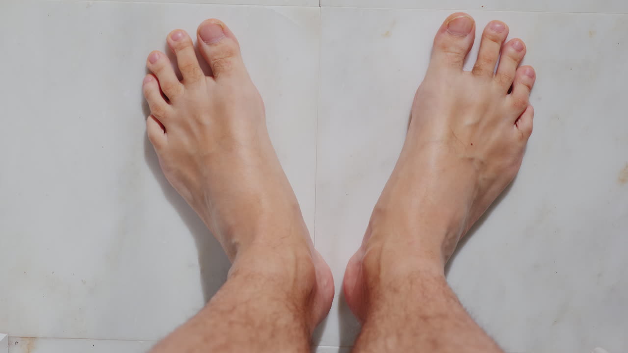 남자는 바닥 저울에 무게