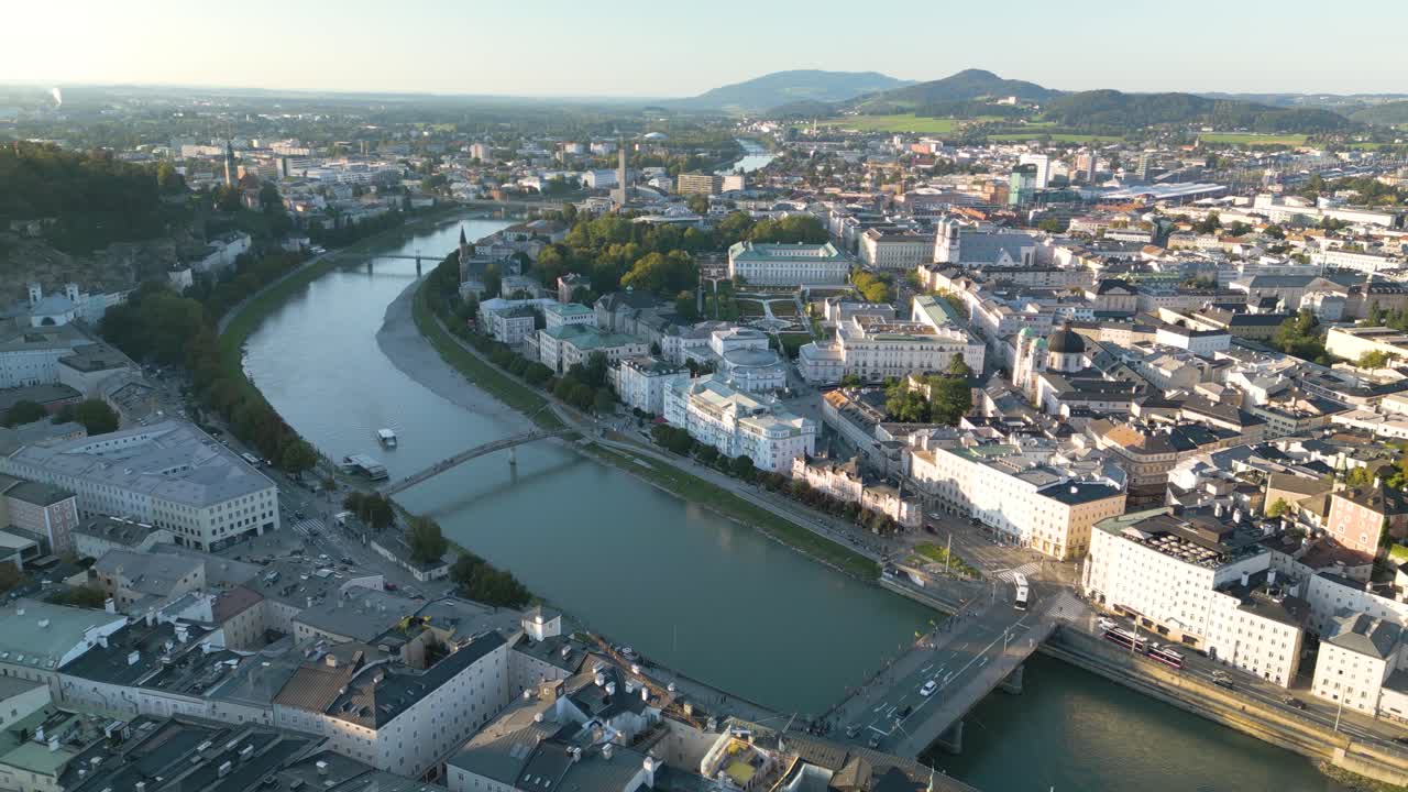 el río salzach y el palacio mirabell en salzburgo, austria - hermoso vuelo de drone