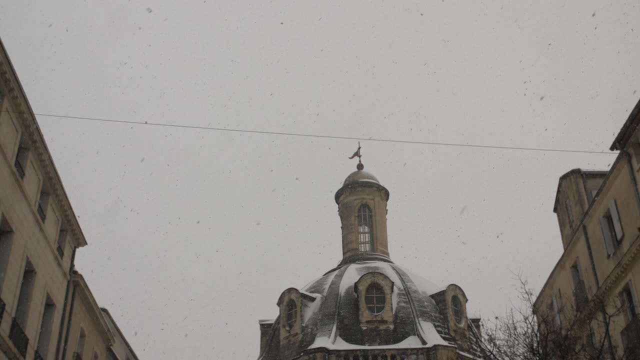 вверх вниз наклониться на сент-кам отель в монпелье франция. снежный день зима медленная