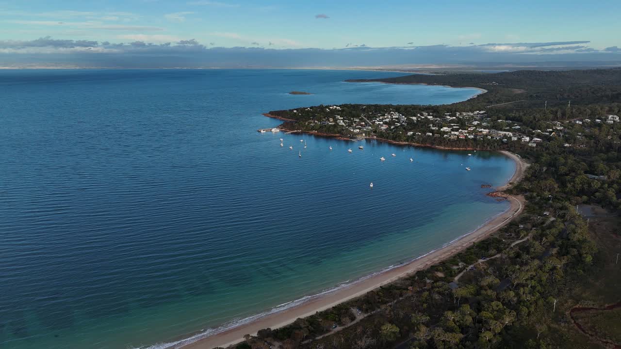 산호초 와 은 물 이 있는 모래 해변