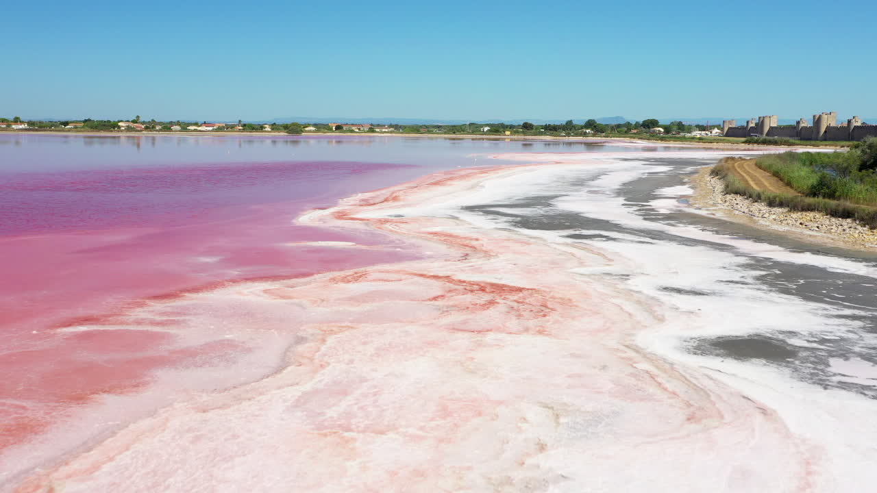 분홍 소금 호수 옆에 위치한 화창한 여름날 프랑스 카마르그에 있는 역사적인 마을 에그 모르트