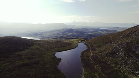 Hermosa-Antena-De-Tierras-Altas-Irlandesas-Con-Un-Lough