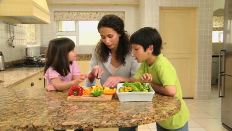 niños ayudando a su madre en la cocina