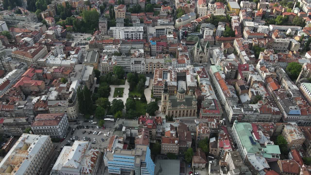 도시 계획의 드론 뷰, 시장의 비는 거리, 시내 광장, 보스니아의 뷰
