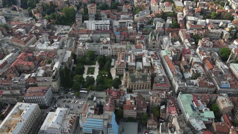 drone vista del plan de la ciudad, la calle concurrida del mercado y la plaza de la ciudad y la vista de la bosnia