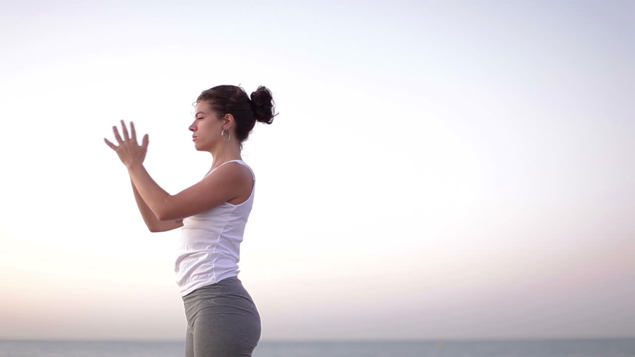 signora che fa yoga si estende 10