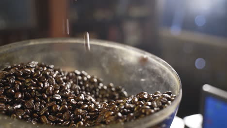 Kaffeebohnen,-Die-Aus-Der-Hand-Gießen