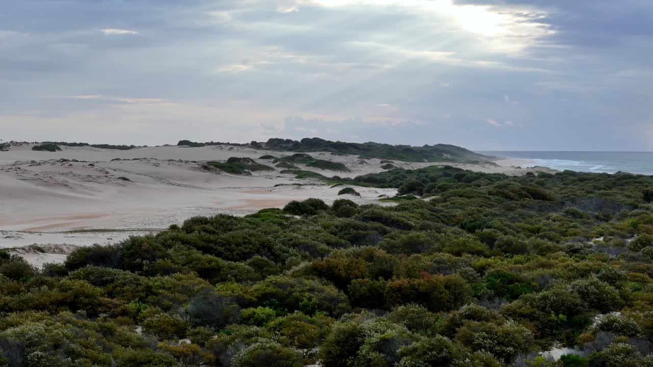 una pequeña isla con una colina de hierba en el lado y un cuerpo de agua en el fondo