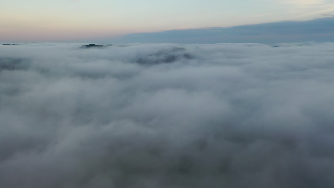 고속도로와 함께 안개가 인 산악 풍경
