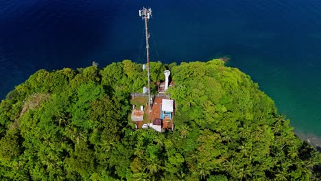 Luftdrohnenaufnahme-Des-Mobilfunkmastes-Auf-Dem-Berg-Auf-Den-Philippinen