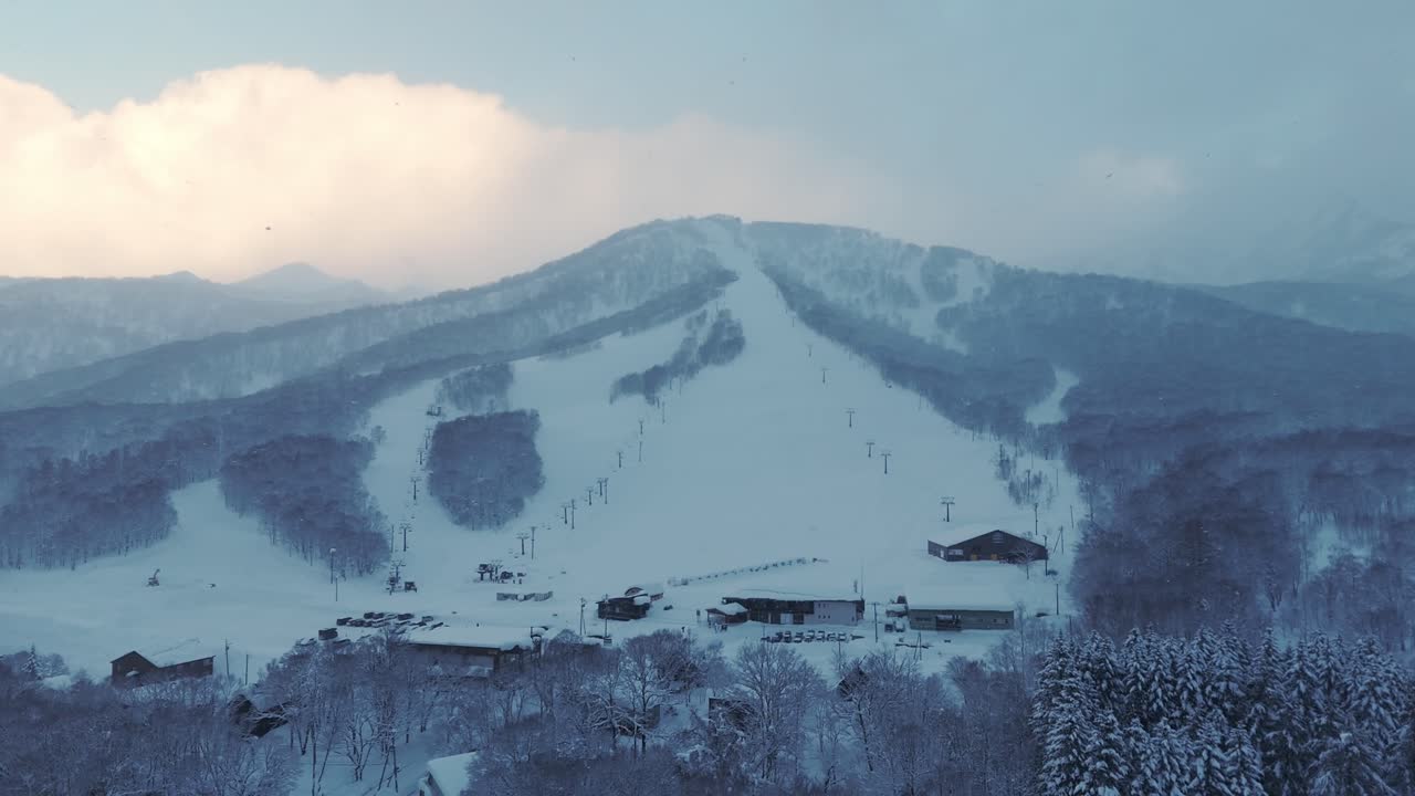 Ujęcie lotnicze z oddaleniem stoku narciarskiego w dzikim terenie na wiejskim Hokkaido w Japonii