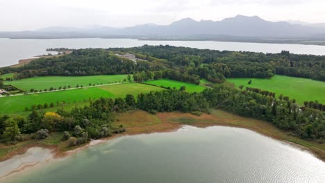 Idílica-Vista-Aérea-Del-Lago-De-Agua-Dulce-Chiemsee-En-Baviera,-Alemania-Cerca-De-Rosenheim