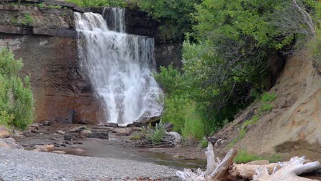 agua de un arroyo que fluye sobre rocas creando una cascada en la playa en la península de kenai de alaska