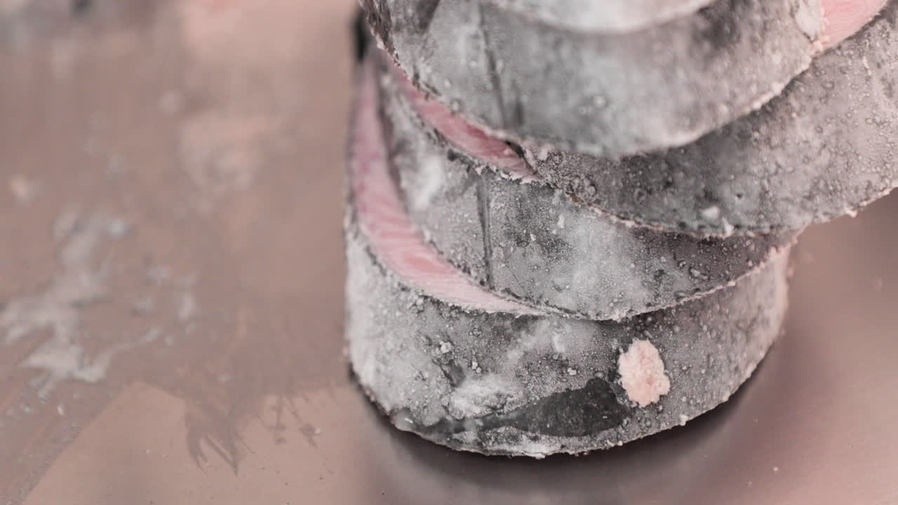 куча нарезанного замороженного лосося - снимок сбоку